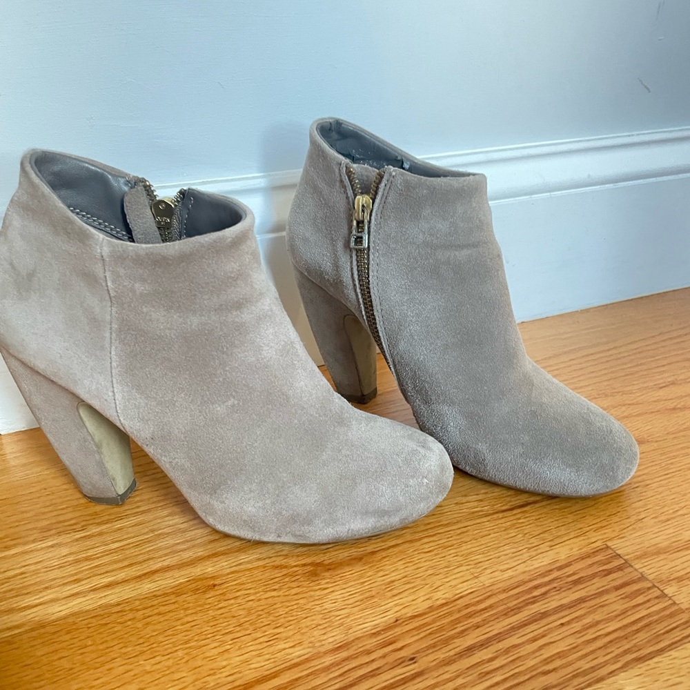 Steve Madden Panelope Taupe Grey Suede Heeled Bootie SZ 7